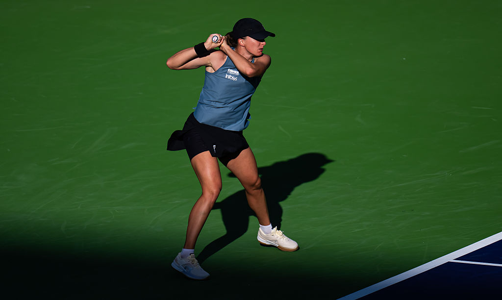 Swiatek finds her range to halt Sakkari's momentum in Indian Wells