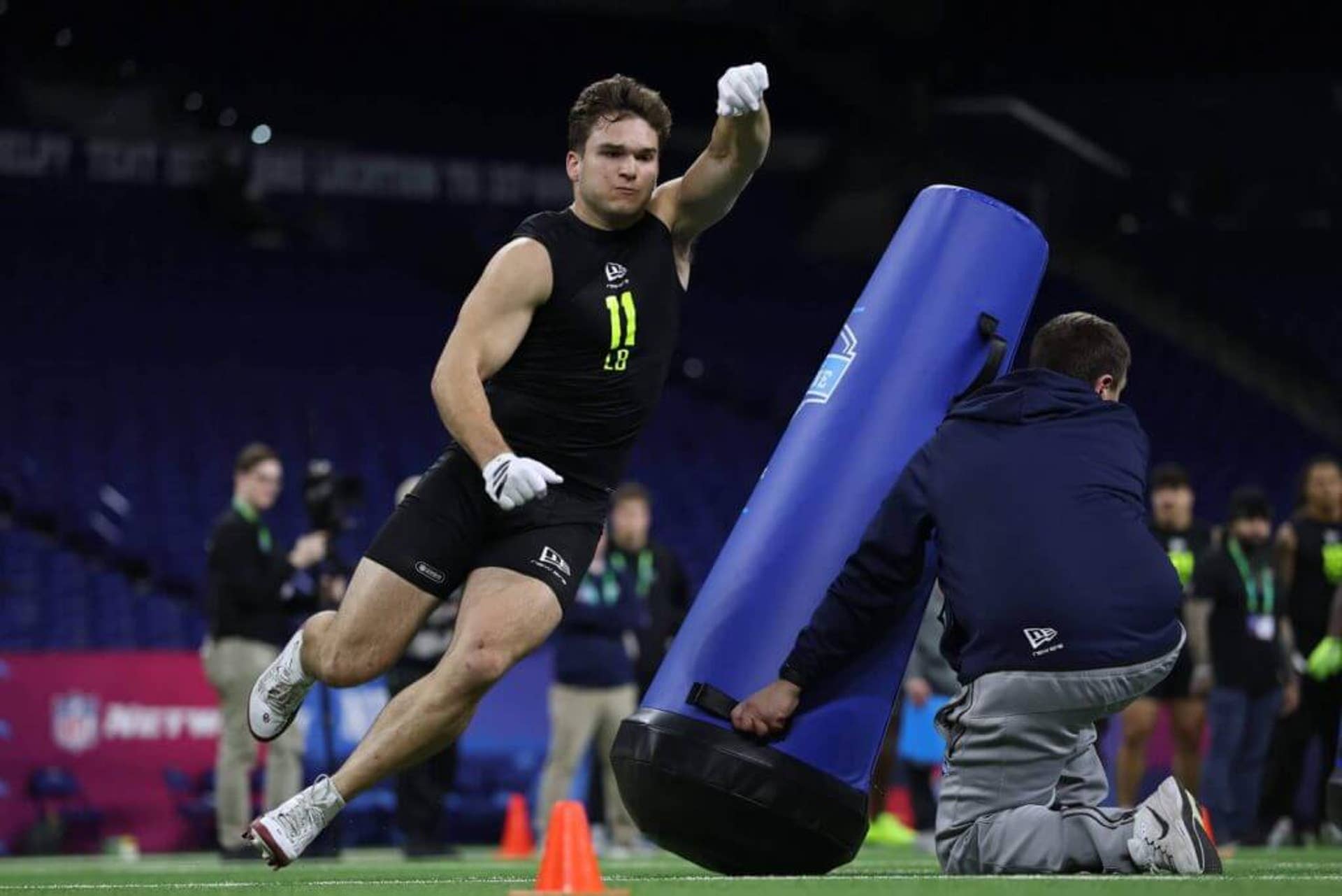 Oklahoma linebacker Owen Heinecke moves around a dummy during a drill at the NFL combine.