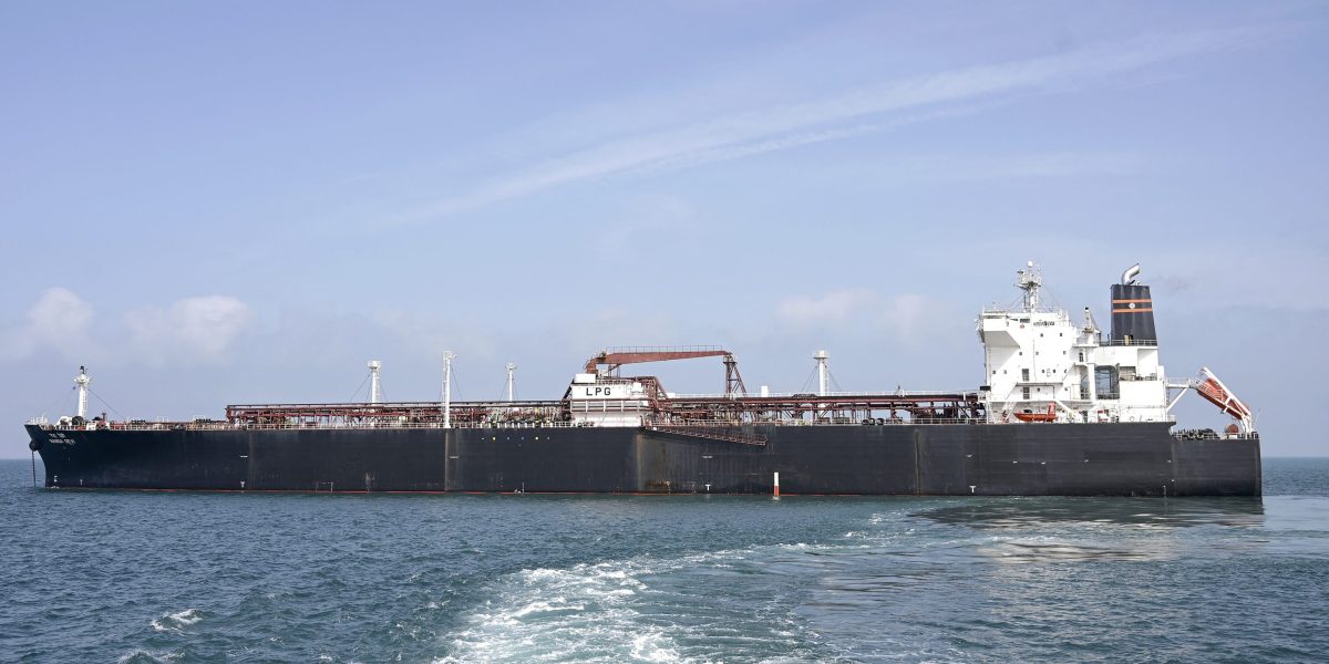 U.S. allows sale of stranded Iran oil to cap fuel-price rises