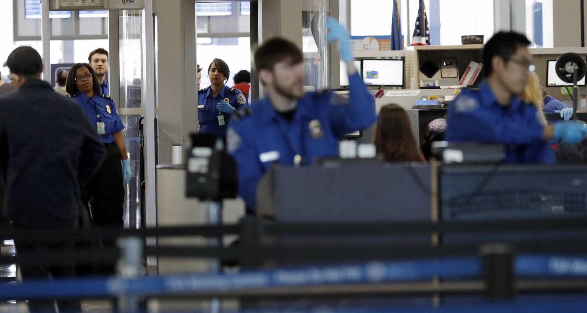 TSA agents see partial paychecks