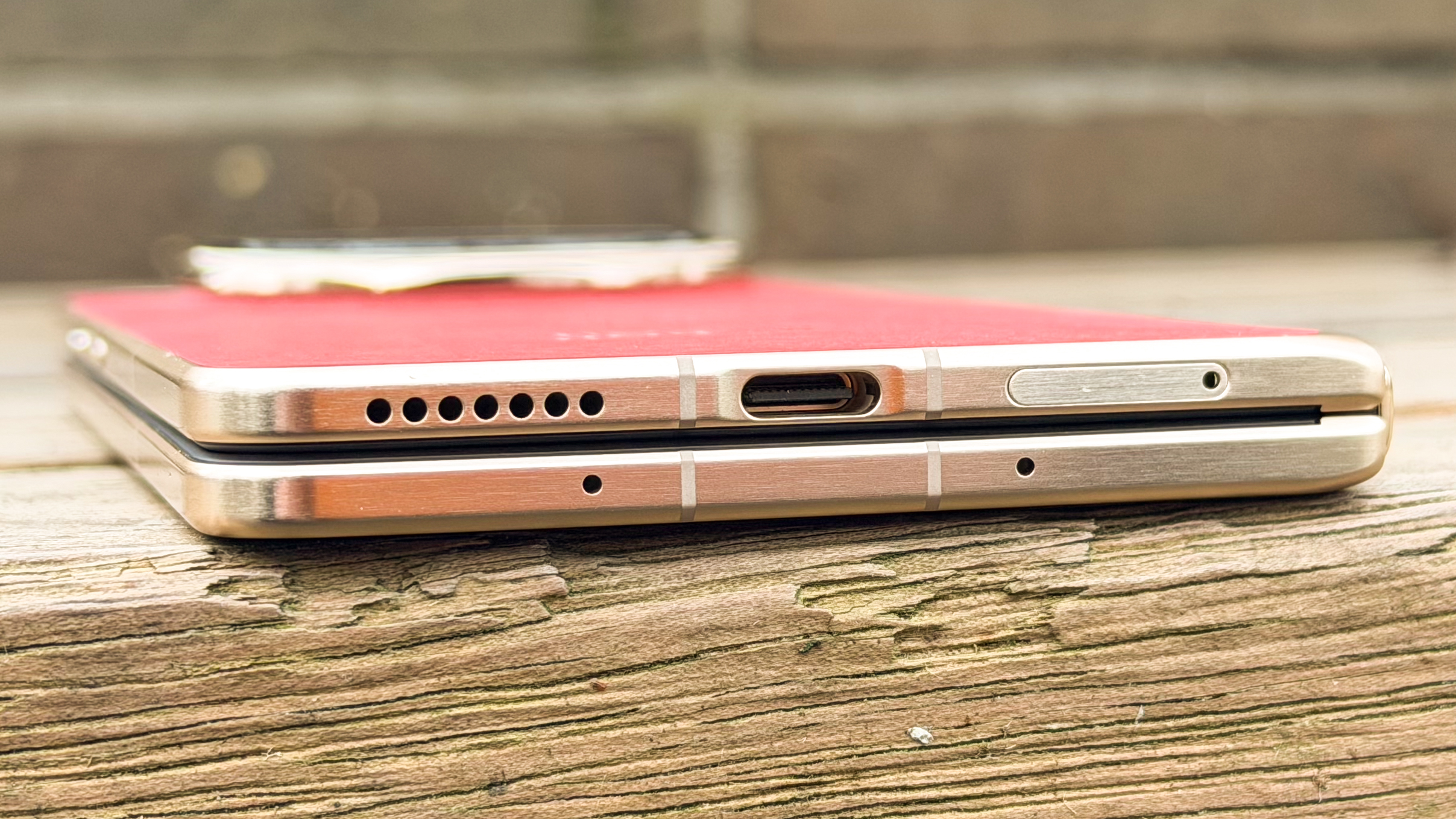 Honor Magic V6 folded edge