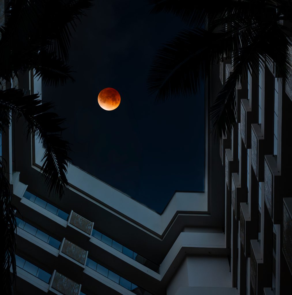 Resort observatory program on Maui zooms in on ‘blood moon’ during lunar eclipse : Maui Now