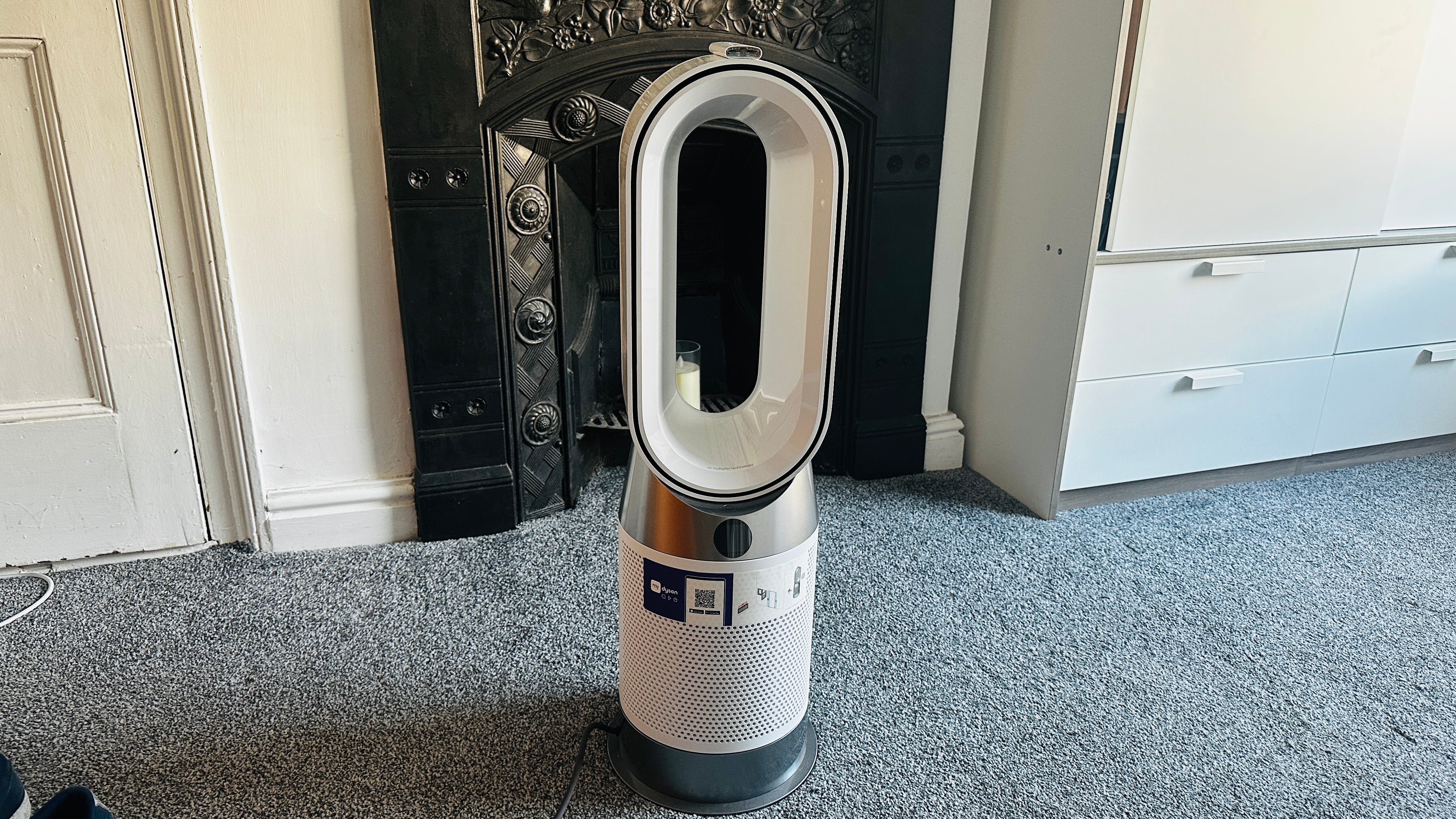 The app offers you full insights into air purity and temperature