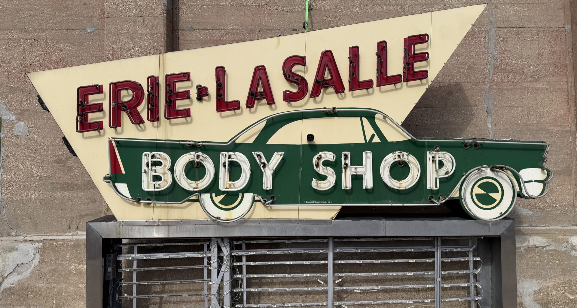 As Chicago Loses Another Iconic Neon Sign, Preservationists Sound The Alarm