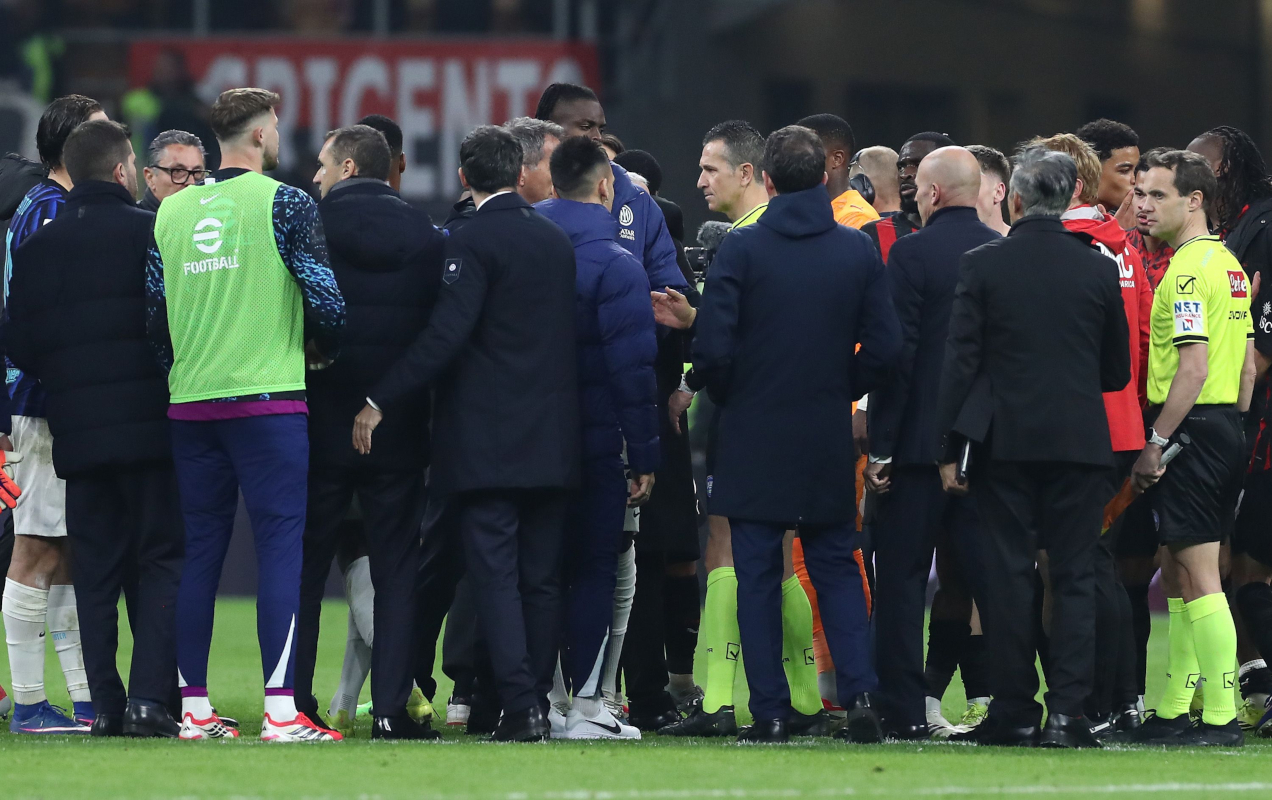 MILAN, ITALY - MARCH 08: Referee Daniele Doveri at the end of the Serie A match between AC Milan and Inter at Giuseppe Meazza Stadium on March 08, 2026 in Milan, Italy. (Photo by Marco Luzzani/Getty Images)