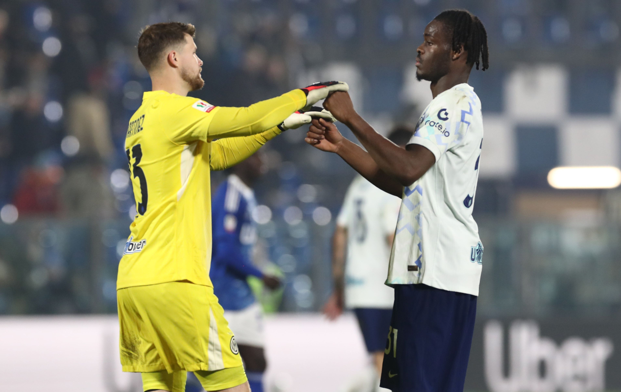 COMO, ITALY - MARCH 03: Josep Martinez and Yann Aurel Bisseck of FC Internazionale at the end of the Coppa Italia match between Como 1907 and FC Internazionale at Giuseppe Sinigaglia Stadium on March 03, 2026 in Como, Italy. (Photo by Marco Luzzani/Getty Images)