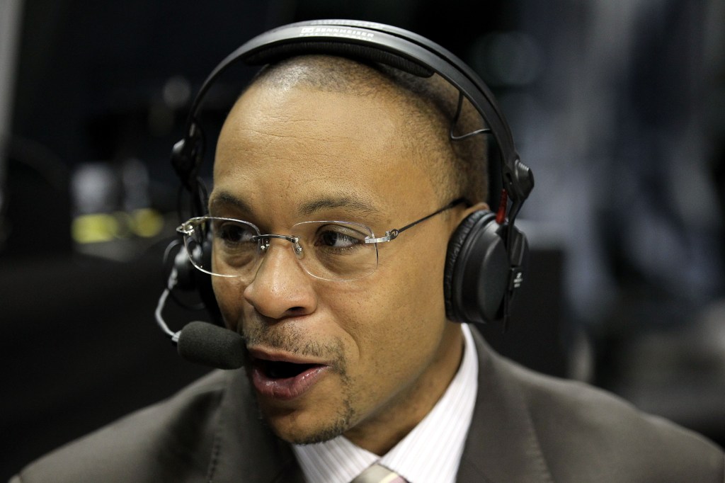 Gus Johnson claims UConn women could win WNBA championship