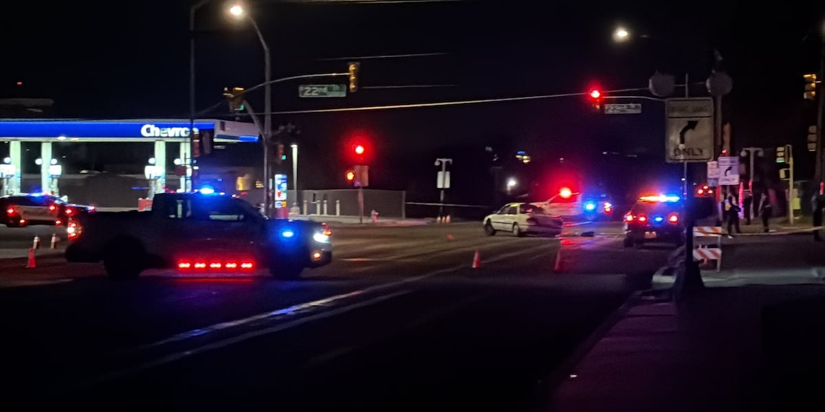 Crash shuts down Tucson intersection