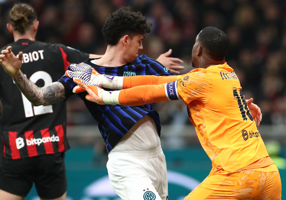 MILAN, ITALY - MARCH 08: Mike Maignan of AC Milan clashes with Alessandro Bastoni of Inter during the Serie A match between AC Milan and FC Internazionale at Giuseppe Meazza Stadium on March 08, 2026 in Milan, Italy. (Photo by Marco Luzzani/Getty Images)