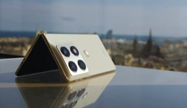 Nobody wants to buy the Razr Fold, and it's all Motorola's fault