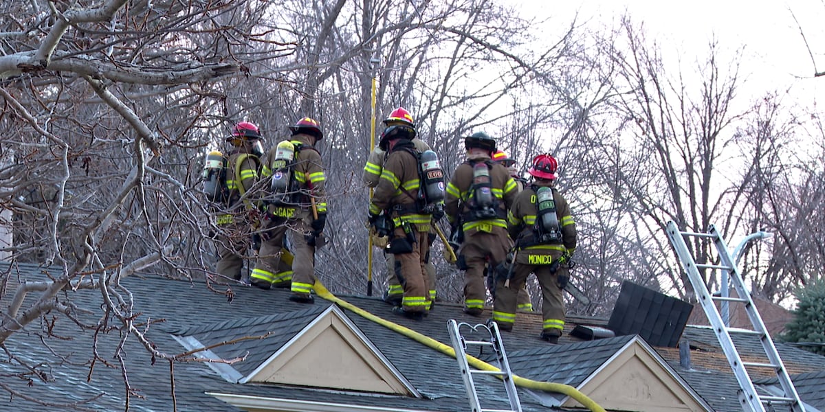 Omaha crews battle early morning house fire