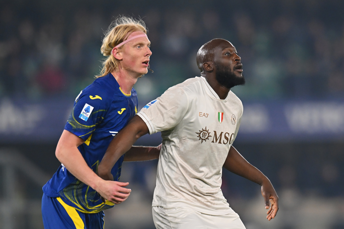 VERONA, ITALY - FEBRUARY 28: Romelu Lukaku of SSC Napoli and Unai Núñez of Hellas Verona during the Serie A match between Hellas Verona FC and SSC Napoli at Stadio Marcantonio Bentegodi on February 28, 2026 in Verona, Italy. (Photo by Alessandro Sabattini/Getty Images)