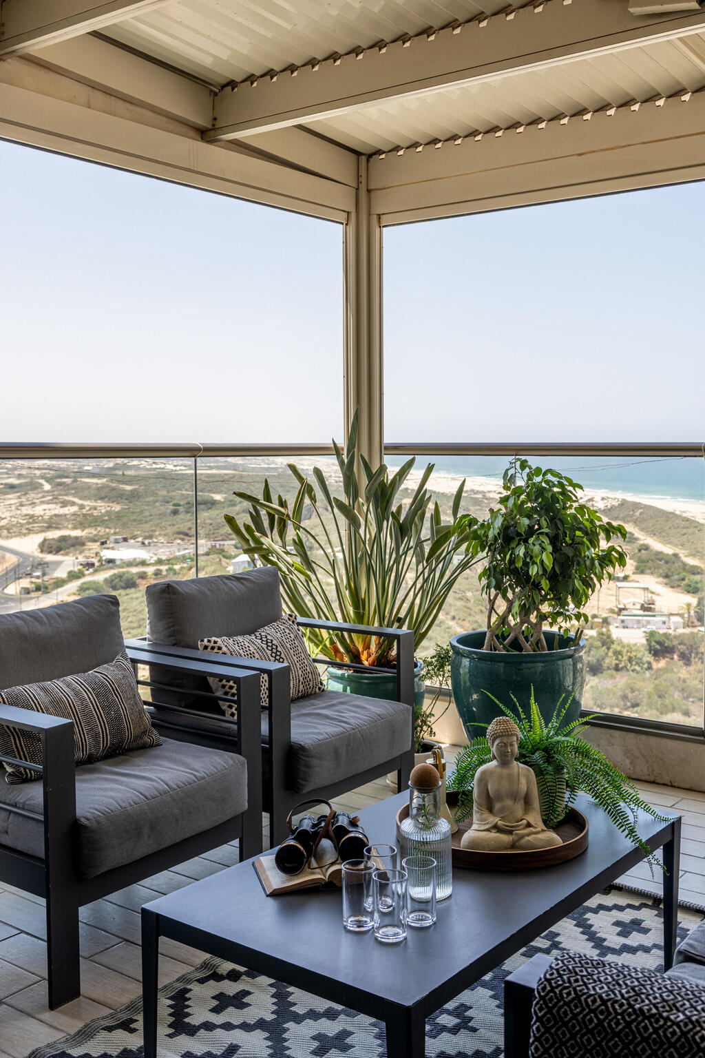 Thai-inspired touches (Photo: Yonatan Tamir) דירה לשוטר רווק, עיצוב: דותן ויסמין כהן