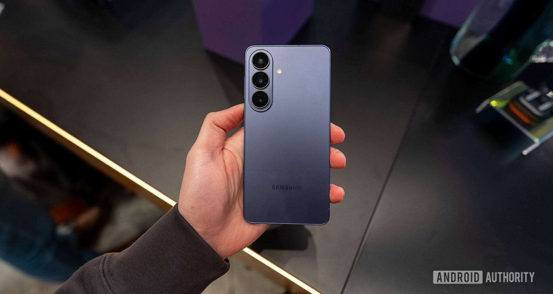 Samsung Galaxy S26 Purple in hand