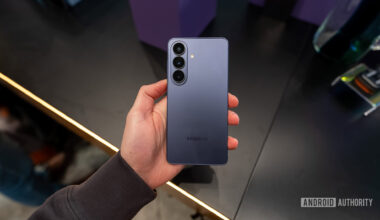 Samsung Galaxy S26 Purple in hand