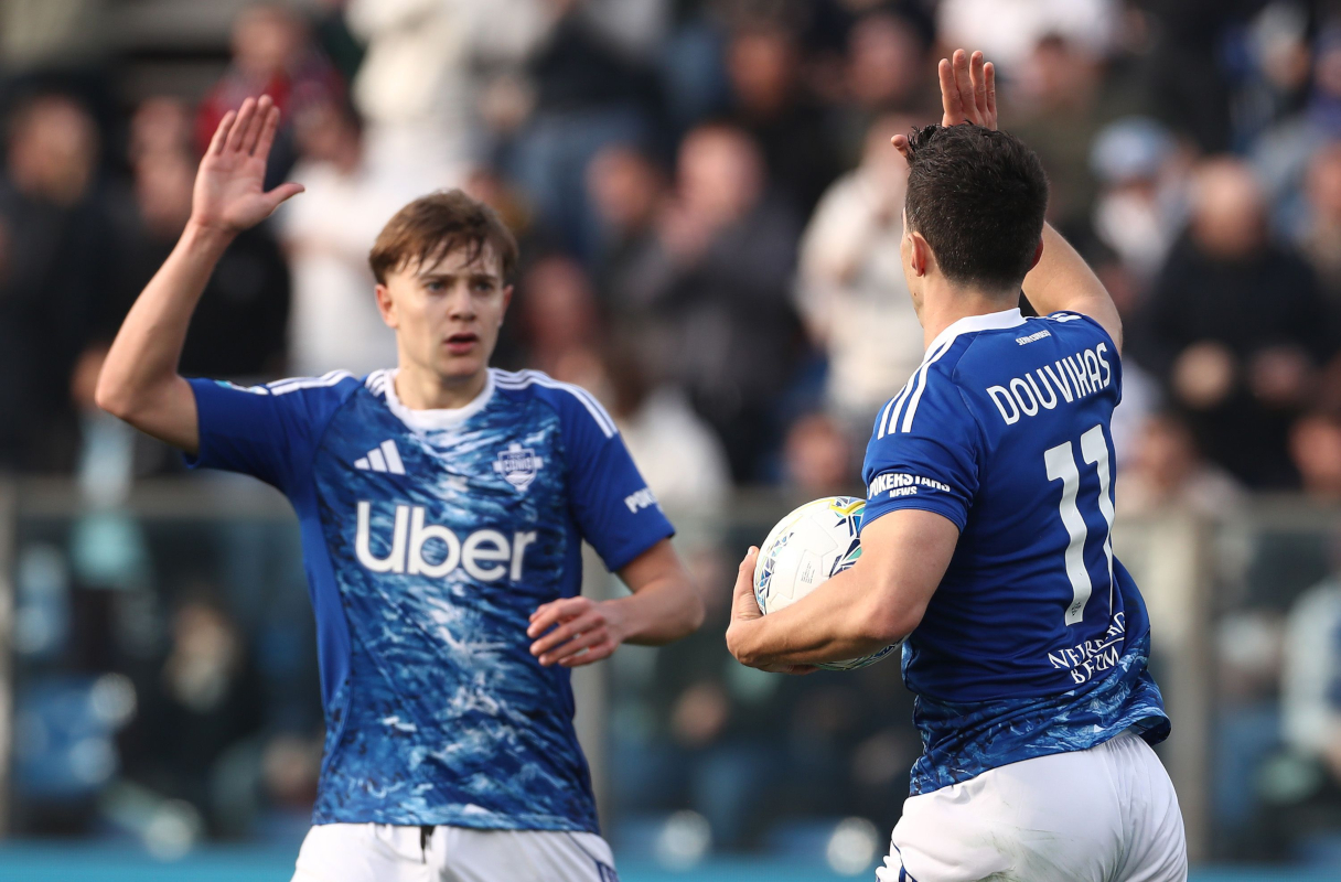 COMO, ITALY - FEBRUARY 28: Anastasios Douvikas of Como 1907 celebrates with his team-mate after scoring their team's first goal during the Serie A match between Como 1907 and US Lecce at Giuseppe Sinigaglia Stadium on February 28, 2026 in Como, Italy. (Photo by Marco Luzzani/Getty Images)