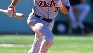 Alan Trammell runs to first base