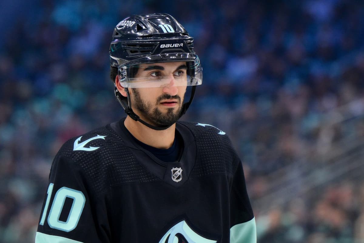 Which center(s) might the Flyers pursue for an offseason trade?