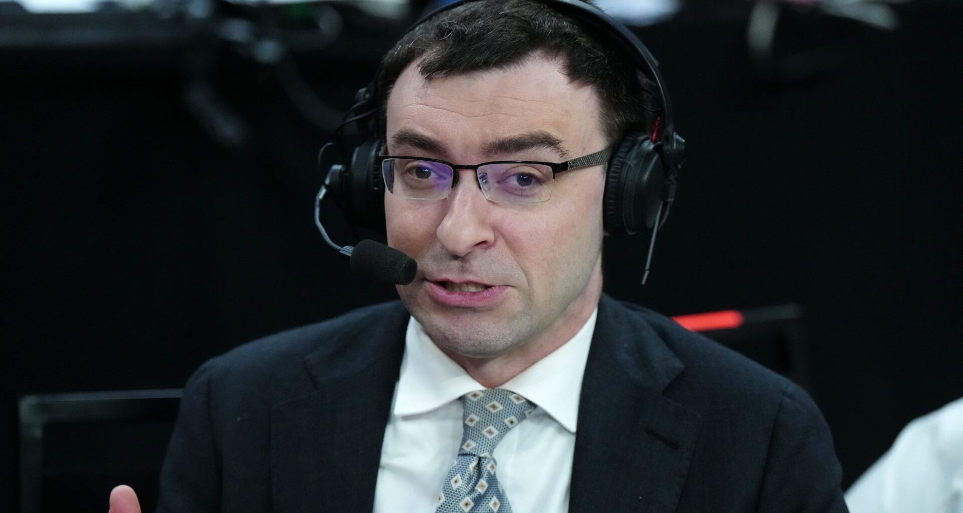 Mar 15, 2024; Las Vegas, NV, USA; FS1 announcer Jason Benetti during the game between the Colorado Buffaloes and the Washington State Cougars at T-Mobile Arena. Mandatory Credit: Kirby Lee-USA TODAY Sports