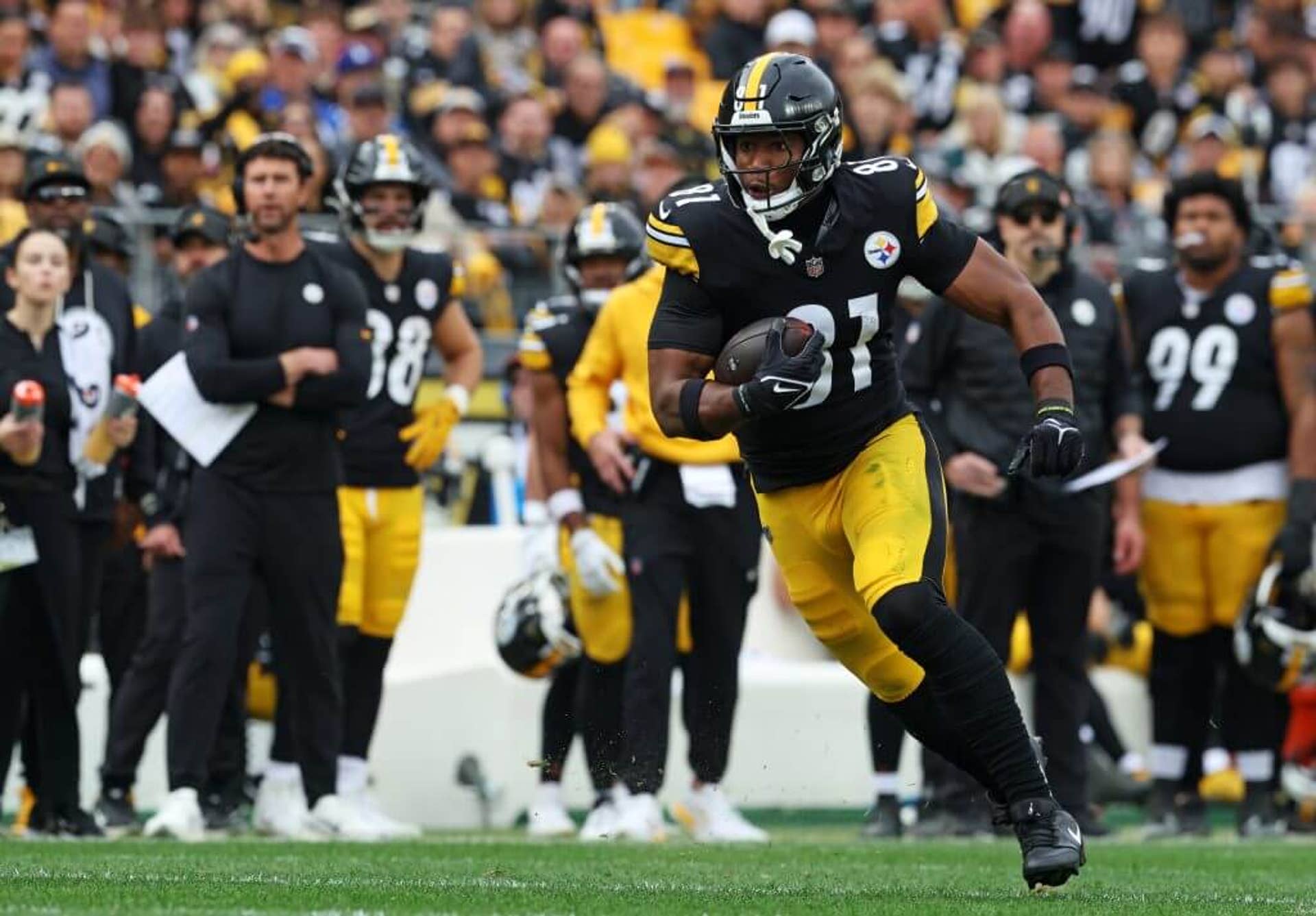 Pittsburgh Steelers tight end Jonnu Smith runs the ball during the second half against the Indianapolis Colts at Acrisure Stadium.
