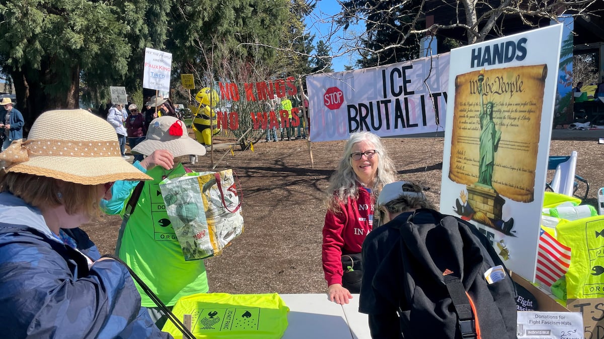 Live Updates: Hundreds protest outside ICE building in Portland - Oregon Public Broadcasting - OPB