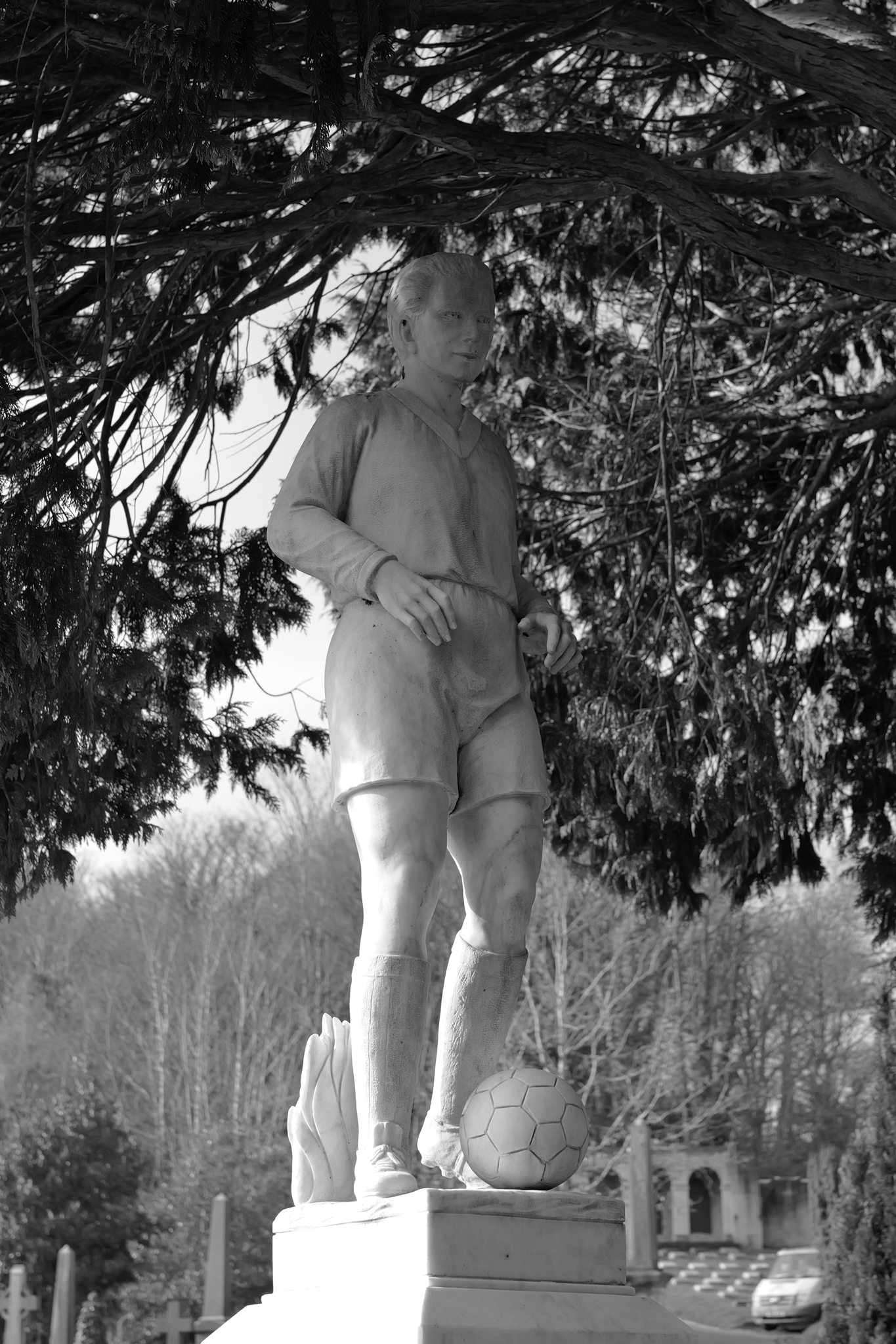 Leica Q3 Monochrom and Google Pixel 10 Pro XL comparison