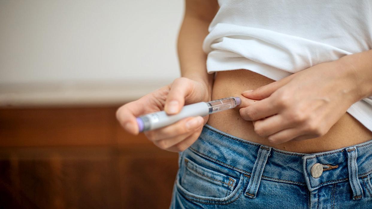 woman injects glp-1 into her stomach
