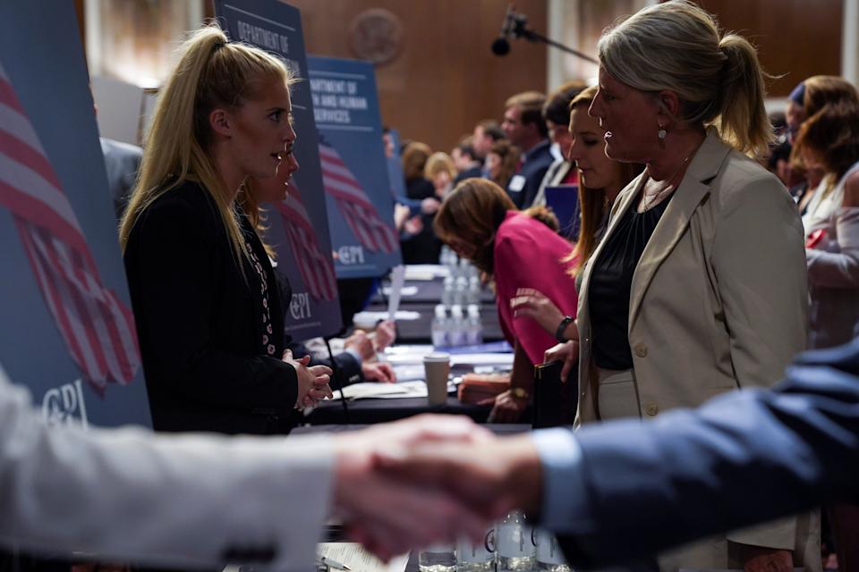 Persone partecipano alla Fiera del lavoro del ramo esecutivo ospitata dal Conservative Partnership Institute presso il Dirksen Senate Office Building a Washington, Stati Uniti, 15 giugno 2018. REUTERS/Toya Sarno Jordan