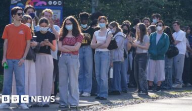 Huge queues for jabs as meningitis vaccination scheme expanded - BBC