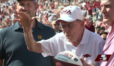 Legendary Arkansas coach Lou Holtz dies
