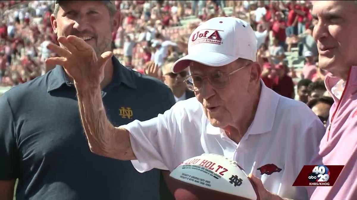 Legendary Arkansas coach Lou Holtz dies