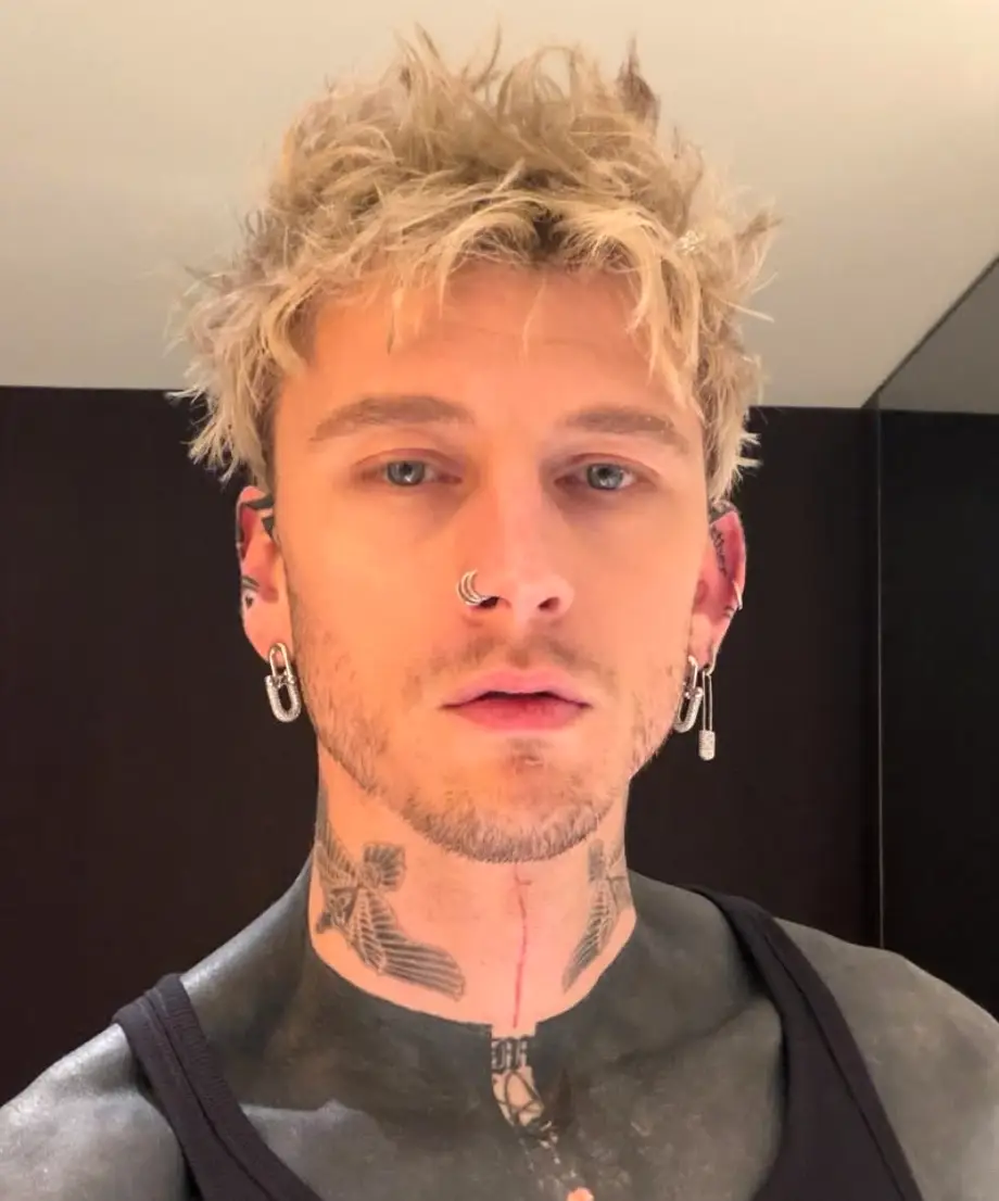 The rapper posted some revealing snaps of his own (Instagram/machinegunkelly)