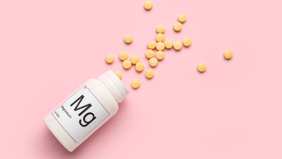 Bottle of magnesium pills on pink background - Leonid Iastremskyi/480092182/Pixel-Shot - stock.adobe.com