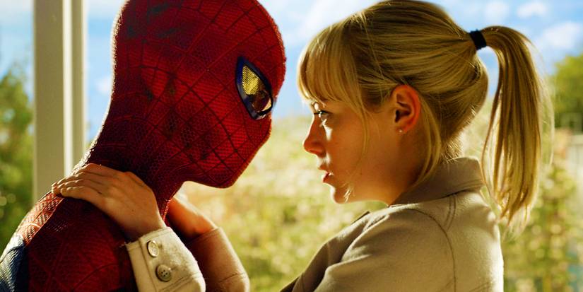 Andrew Garfield's Spider-Man looking at Emma Stone's Gwen Stacy in The Amazing Spider-Man