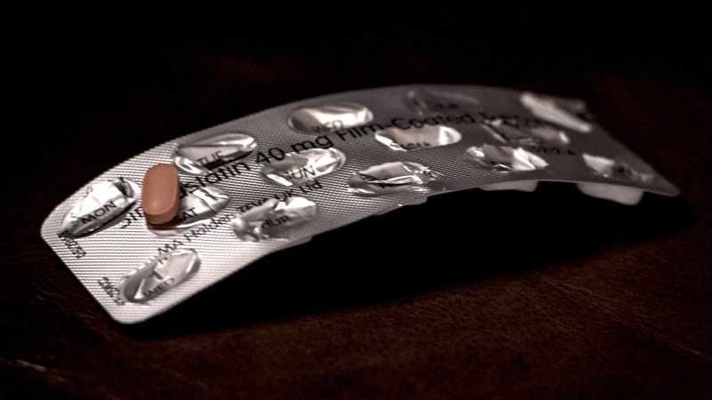 People with high cholesterol may need to begin statins in their 30s