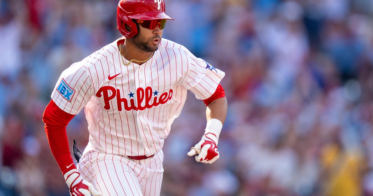 Justin Crawford gets 2 hits in highly anticipated Phillies debut. His All-Star father hopes for 3,000.