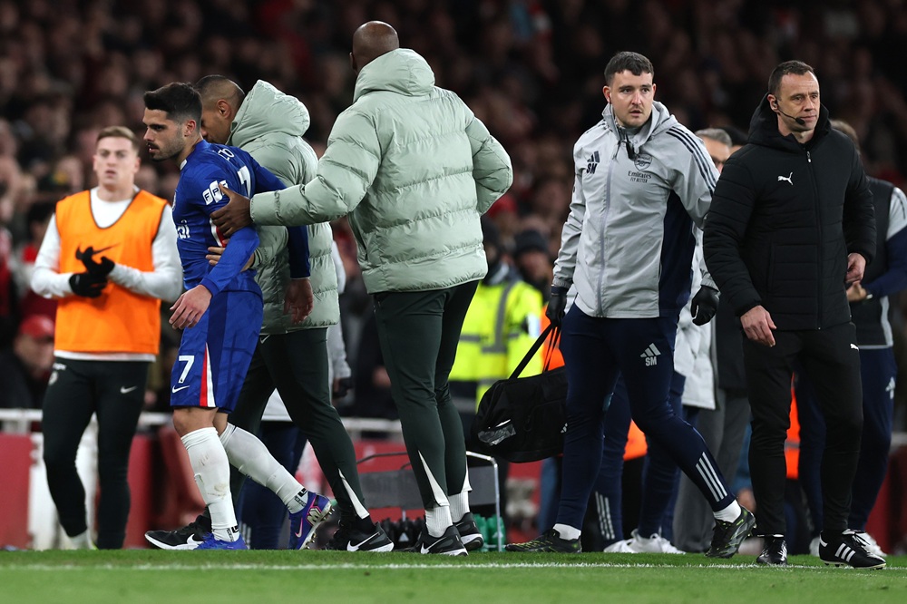 Pedro Neto of Chelsea walks down the tunnel with coaching staff after being shown a red card during the Premier League match between Arsenal and Chelsea at Emirates Stadium on March 01, 2026 in London, England. (Photo by Justin Setterfield/Getty Images)