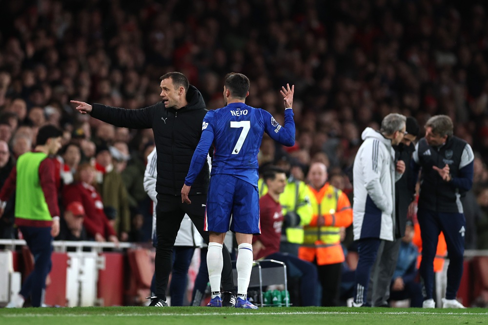 Pedro Neto of Chelsea reacts towards Fourth Official Stuart Attwell after being shown a red card during the Premier League match between Arsenal and Chelsea at Emirates Stadium on March 01, 2026 in London, England. (Photo by Justin Setterfield/Getty Images)