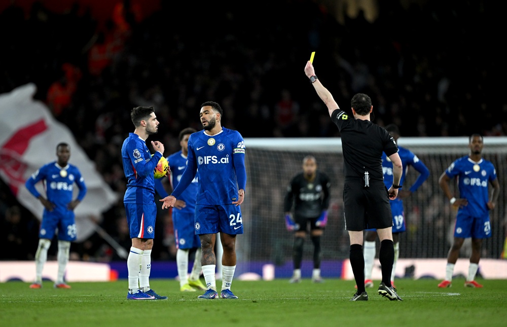 Referee Darren England shows a yellow card to Pedro Neto of Chelsea during the Premier League match between Arsenal and Chelsea at Emirates Stadium on March 01, 2026 in London, England. (Photo by Justin Setterfield/Getty Images)