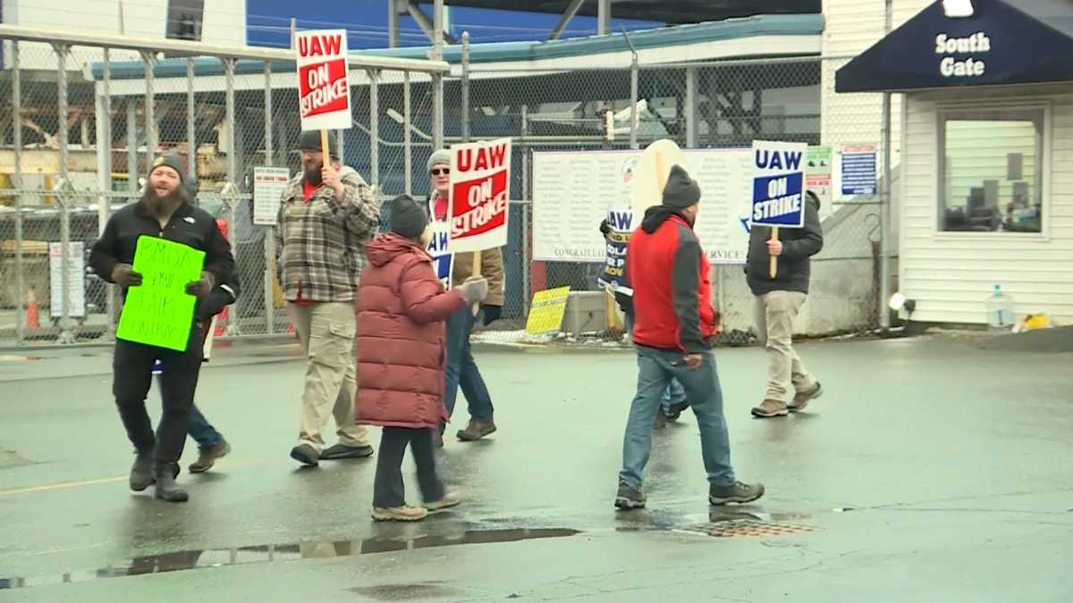 Bath Iron Works, union workers reach tentative contract agreement