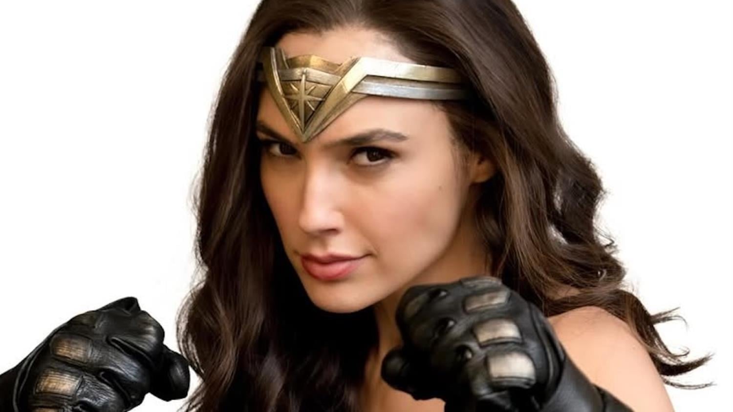 BATMAN v SUPERMAN Director Zack Snyder Shares Photo Of Gal Gadot's Wonder Woman In Batman's Gauntlets