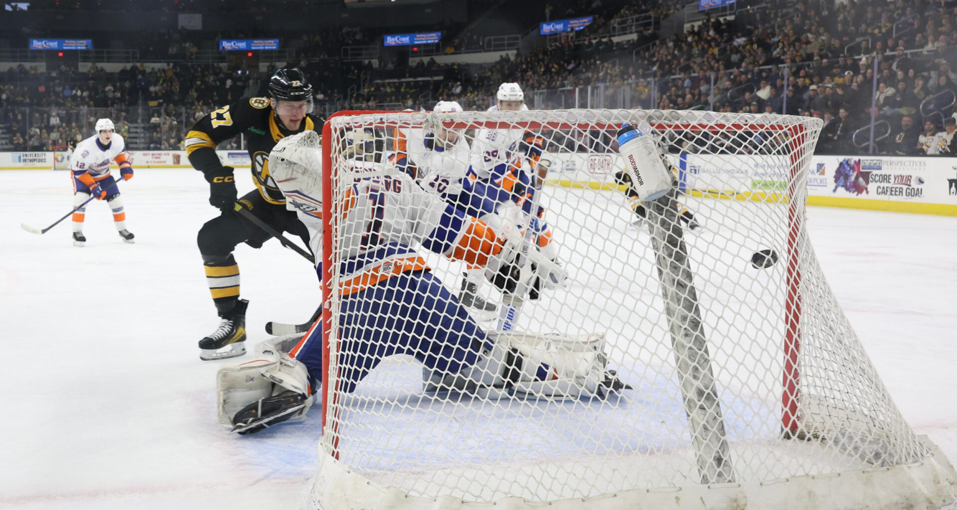 TUFTE'S HAT-TRICK POWERS P-BRUINS PAST ISLANDERS