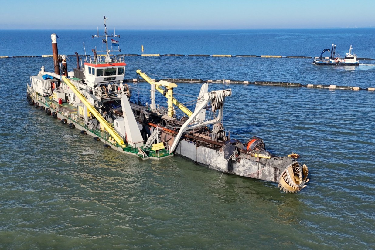 BREAKING NEWS: Boskalis' CSD Rhône brings new sand at Marker Wadden