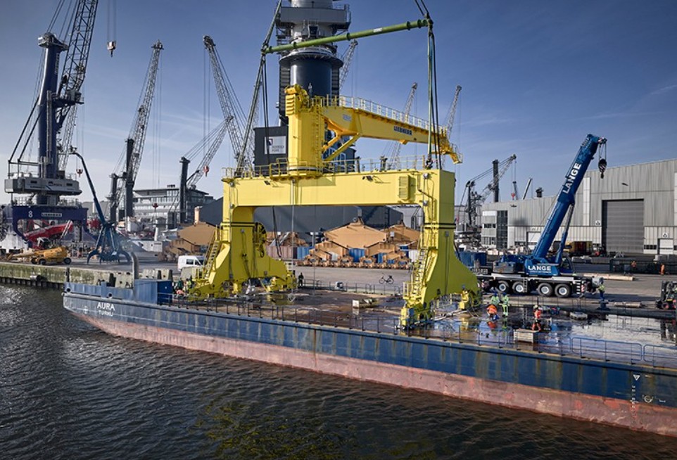 BREAKING NEWS: Liebherr delivers LS-C 80 crane for the largest newbuild in Boskalis' history
