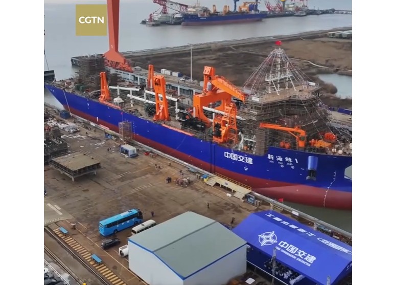 BREAKING NEWS: Dredger Xin Hai Jing hits the water - China's first distributed pump TSHD