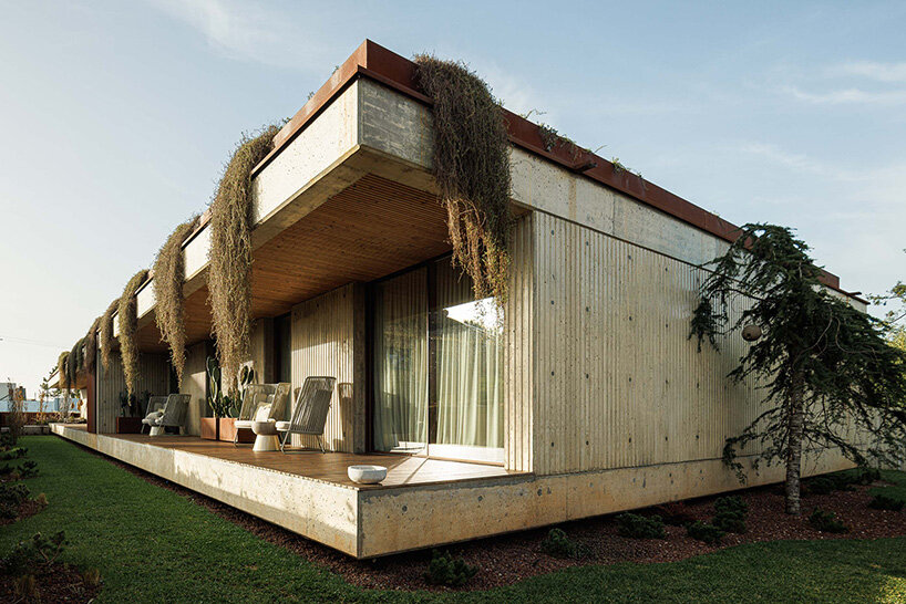 circular courtyard pool opens house by pedro henrique to sky and light in portugal - 4
