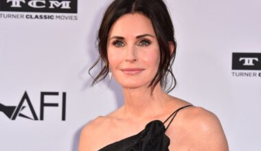 Courtney Cox From 'Friends' Plays Drums To Blur's "Song 2" & She's Pretty Good