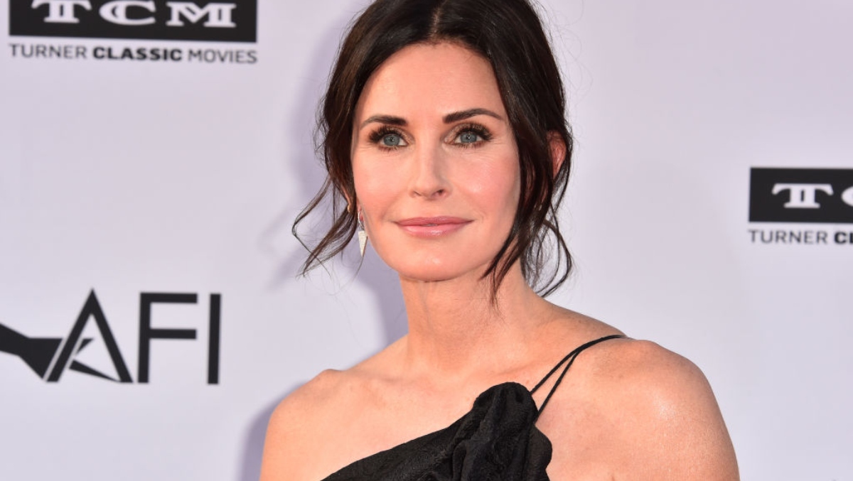 Courtney Cox From 'Friends' Plays Drums To Blur's "Song 2" & She's Pretty Good