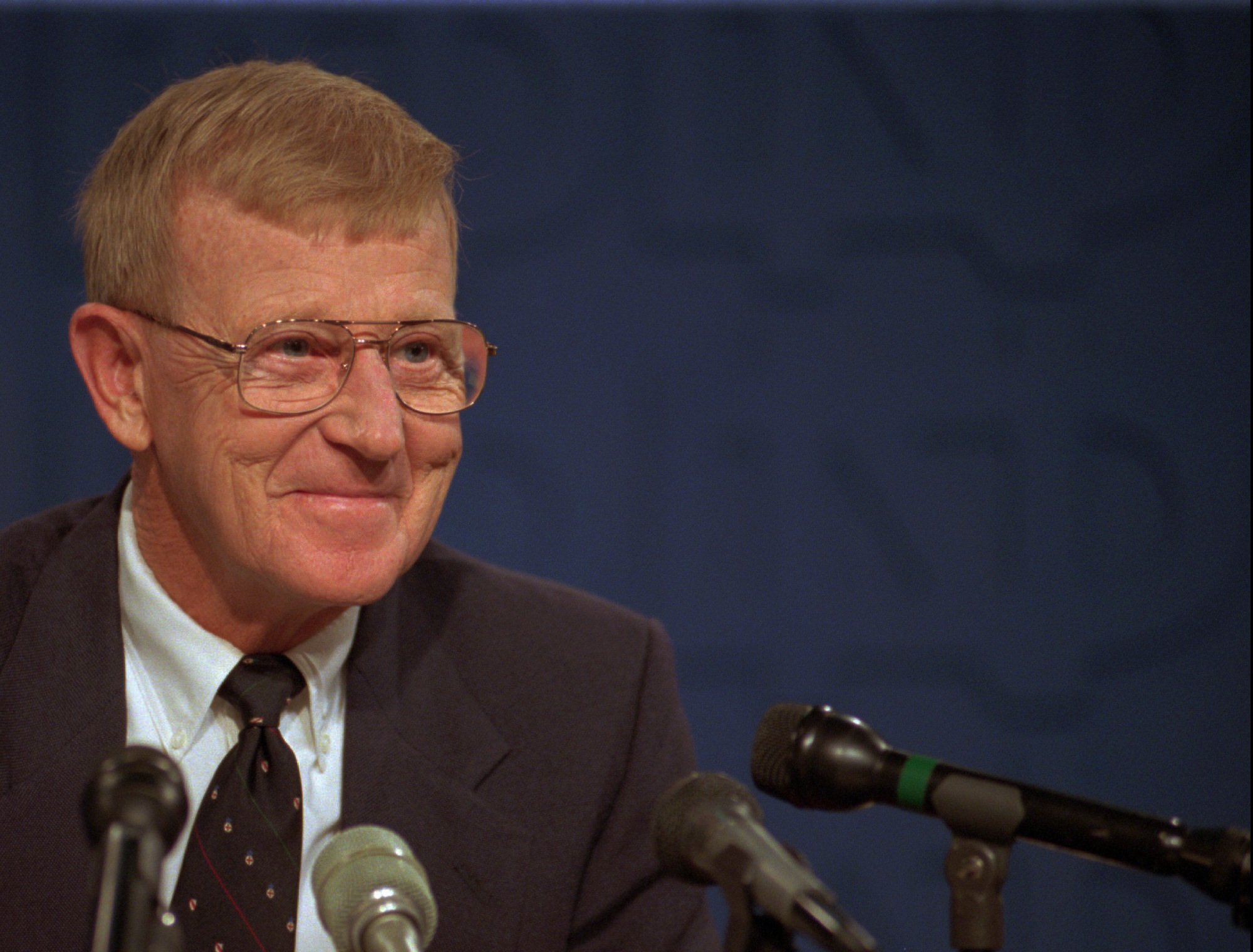 Lou Holtz announces he is stepping down as the head...