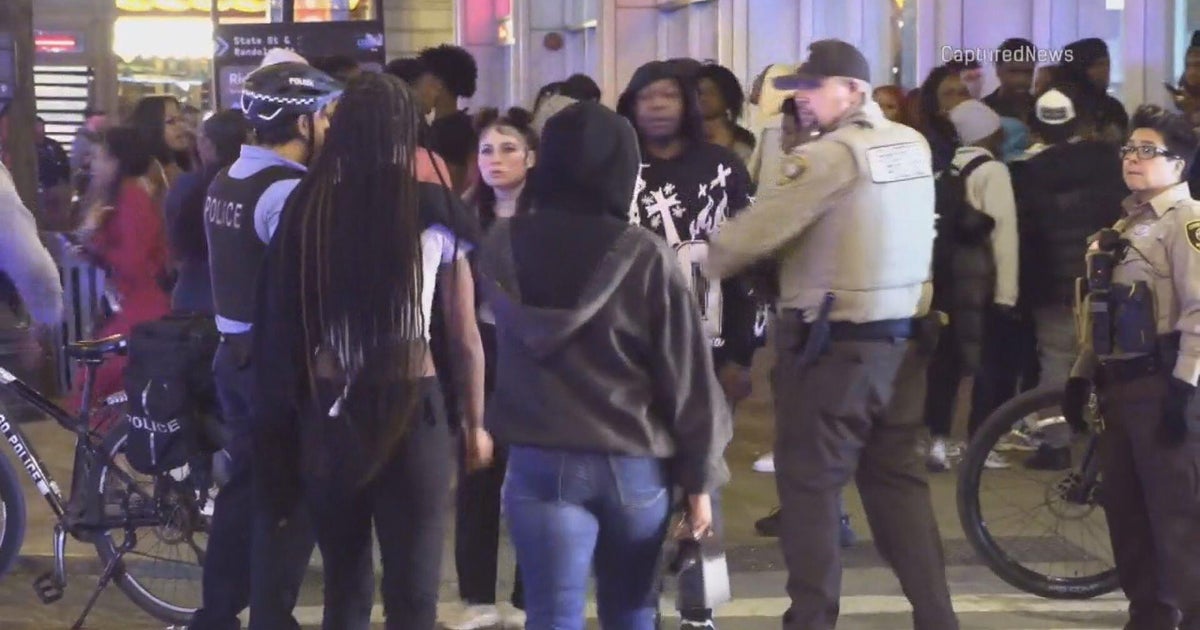 Large crowds take over downtown Chicago streets in situation alderman calls out of control